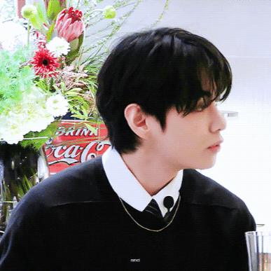 Top moment of Kim Taehyung (V) chosen by fans