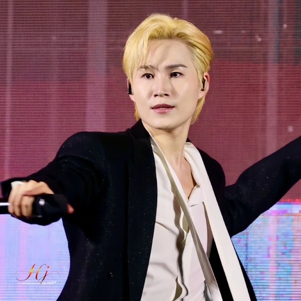 充满粉丝爱意的金熙栽人气照片