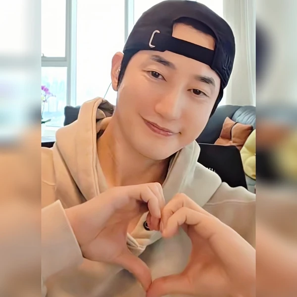 Popular photo full of fans’ love for Park Sihoo
