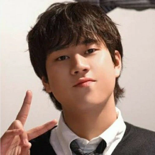 The most loved look of Lee Mujin today