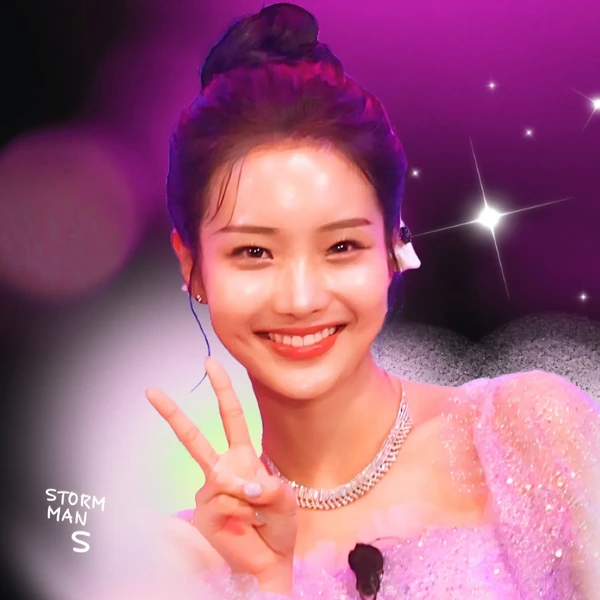 The most loved look of Kim Soyeon (2004) today