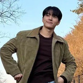 今天最受喜爱的金明洙 (L)模样