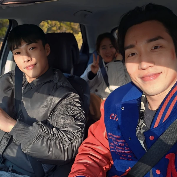 Popular photo full of fans’ love for Lee Sangyi