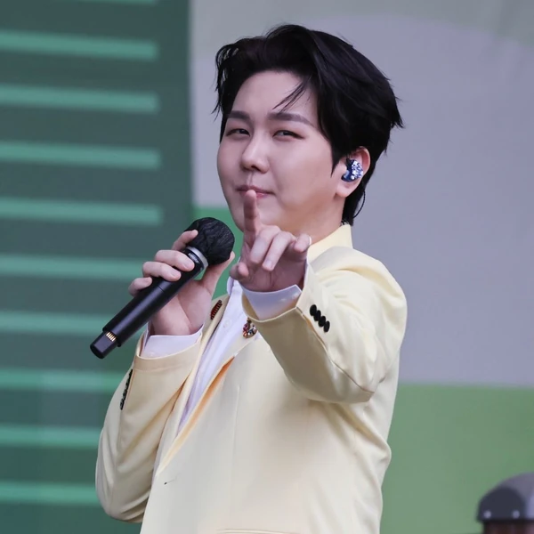 Popular photo full of fans’ love for Kim Soochan