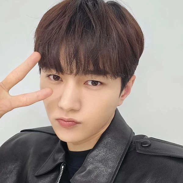 Popular photo full of fans’ love for Kim Myungsoo (L)