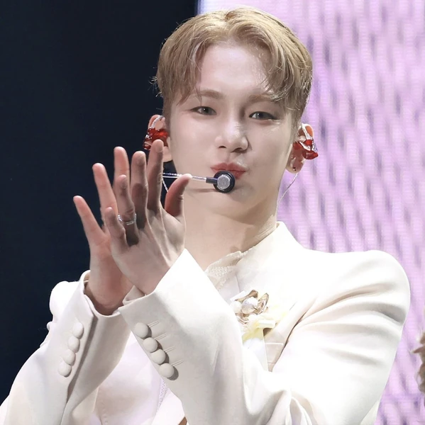 Popular photo full of fans’ love for Key