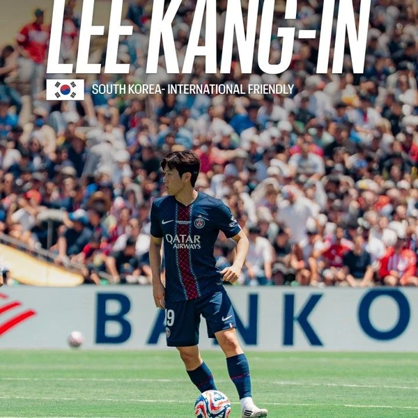 Foto utama yang menunjukkan pesona Lee KangIn