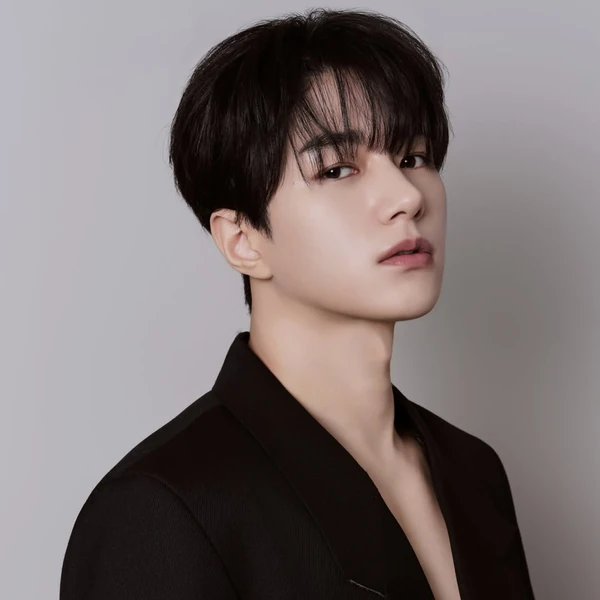 The most loved look of Kim Myungsoo (L) today