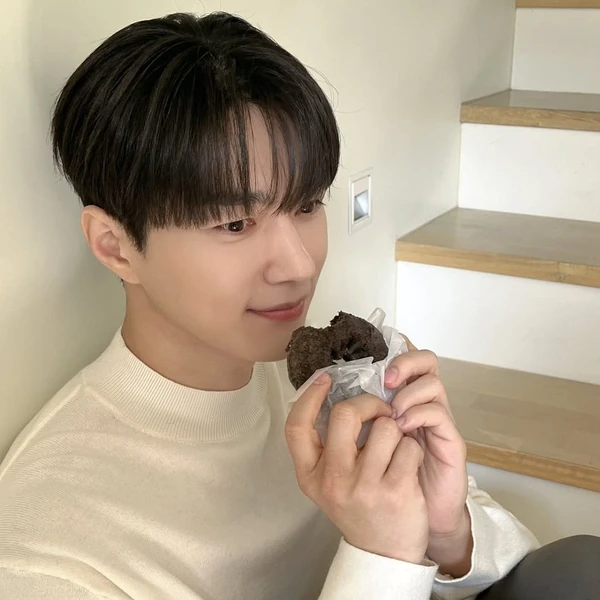 The most loved look of Kim Myungsoo (L) today