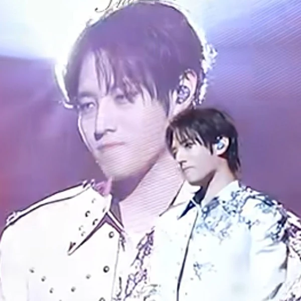 充滿粉絲愛的金俊賢人氣照片