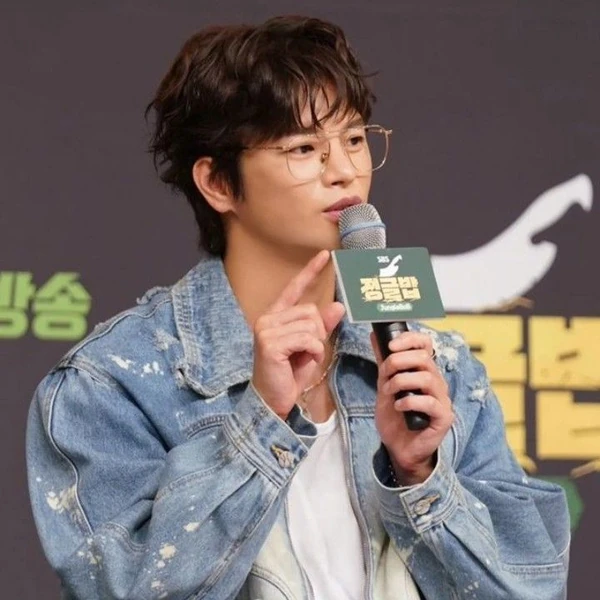 Foto populer Seo Inguk yang penuh cinta dari penggemar