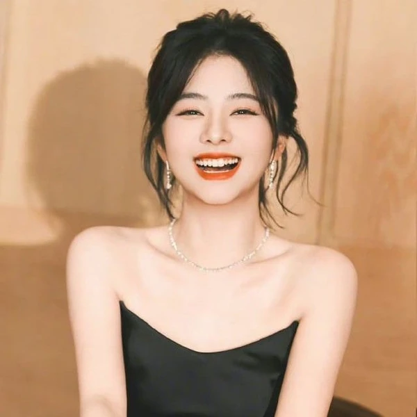 The most loved look of Tan Song Yun today