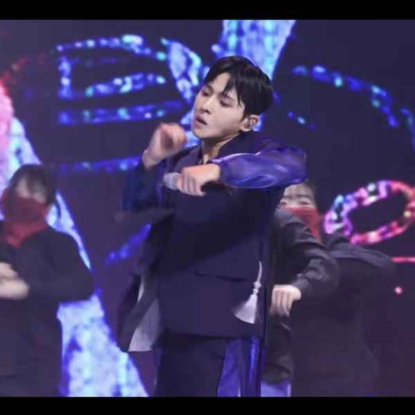 The most loved look of Seong Ri today