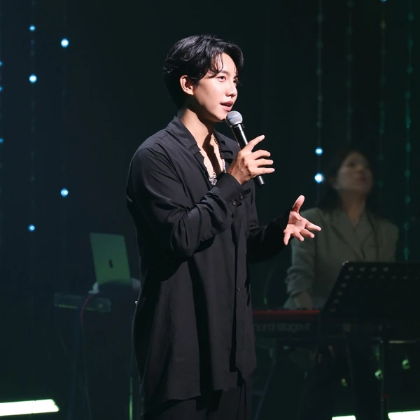 Foto populer Lee Seunggi yang penuh cinta dari penggemar