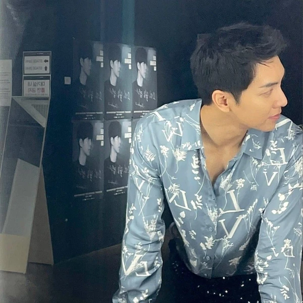 Foto populer Lee Seunggi yang penuh cinta dari penggemar