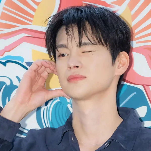 Foto populer Seo Inguk yang penuh cinta dari penggemar