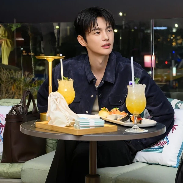 Foto populer Seo Inguk yang penuh cinta dari penggemar