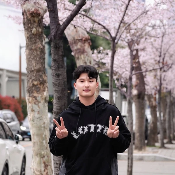 Popular profile photo of Yoon Donghee loved by fans