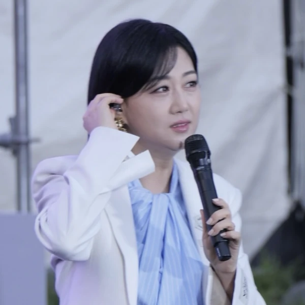 Popular photo full of fans’ love for Jang Yoonjeong