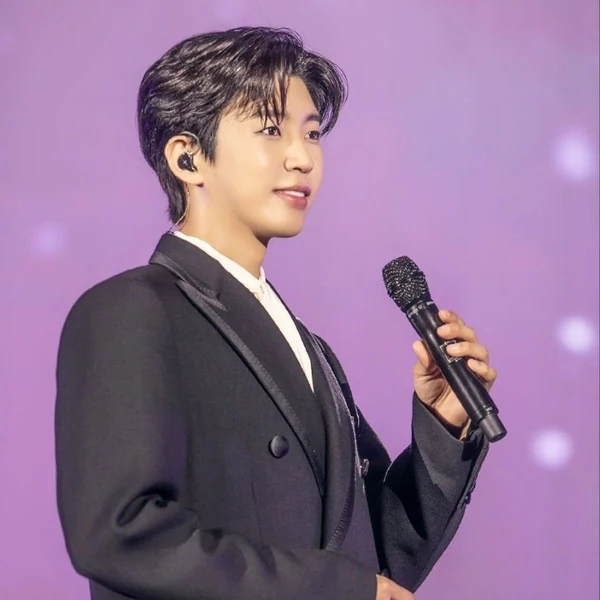 Popular photo full of fans’ love for Lim Youngwoong