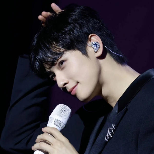 The most loved look of Cha Eunwoo today