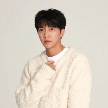 Popular photo full of fans’ love for Lee Seunggi