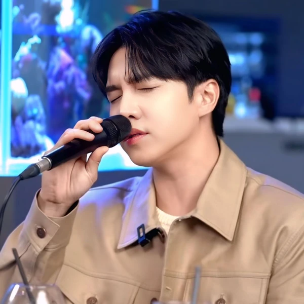 Popular photo full of fans’ love for Lee Seunggi