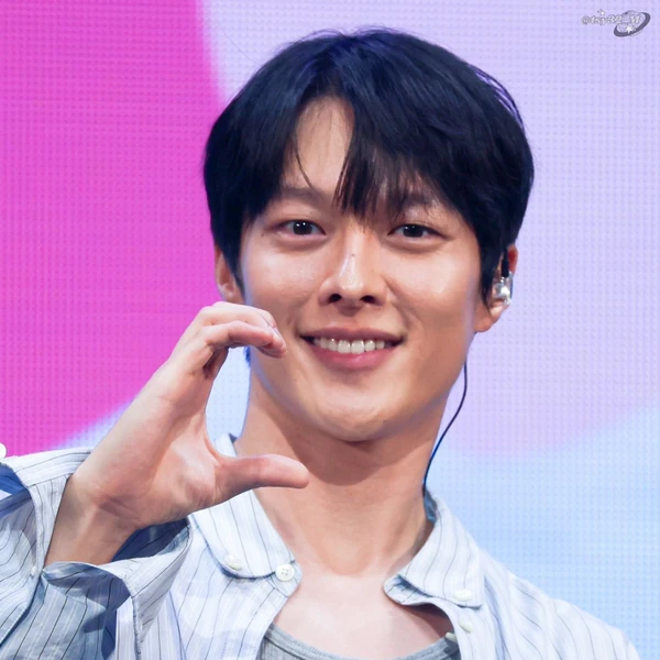 充满粉丝爱意的张基龙人气照片