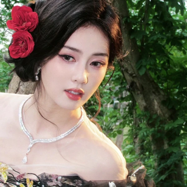 Popular photo full of fans’ love for Bai Lu