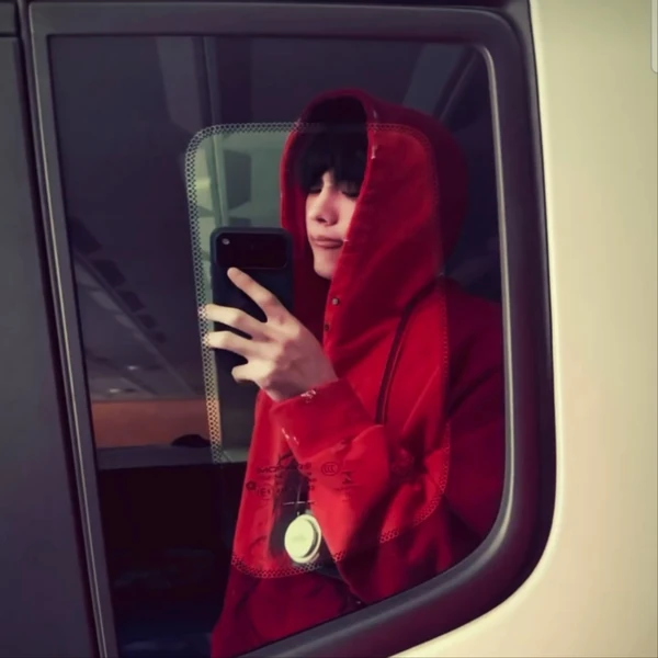 Popular photo full of fans’ love for Hong Mingi