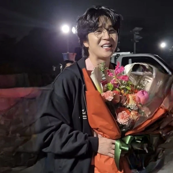 Popular photo full of fans’ love for Park Jihoo (Mr. Trot 3)