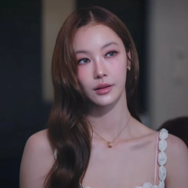 Popular photo full of fans’ love for Namtan Tipnaree Weerawatnodom