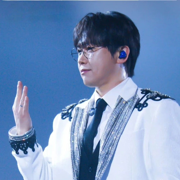 Popular photo full of fans’ love for Chungil