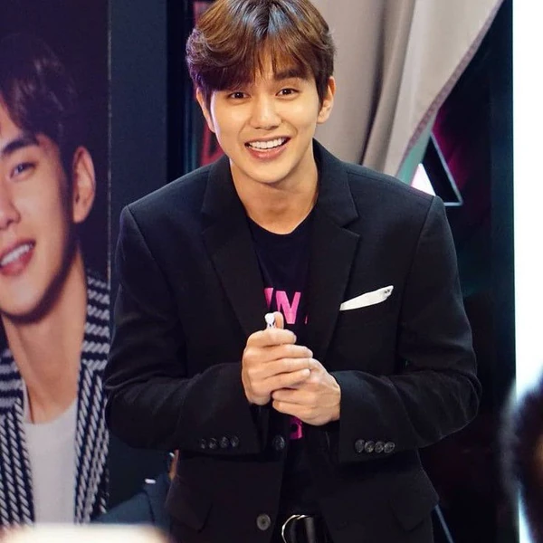 Popular photo full of fans’ love for Yoo Seungho