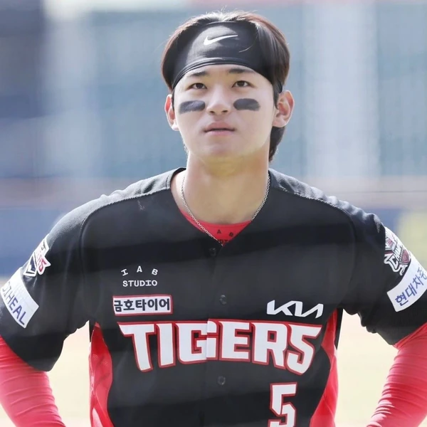 今天在Choeaedol Celeb中最闪耀的Kim Doyoung代表照片