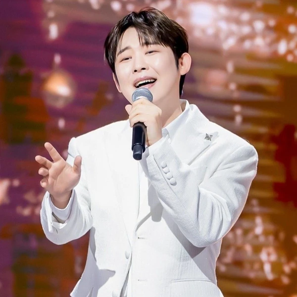 Popular photo full of fans’ love for Jinuk