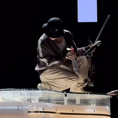 Popular photo full of fans’ love for Henry