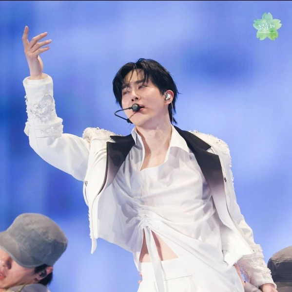 The most loved look of Suho today