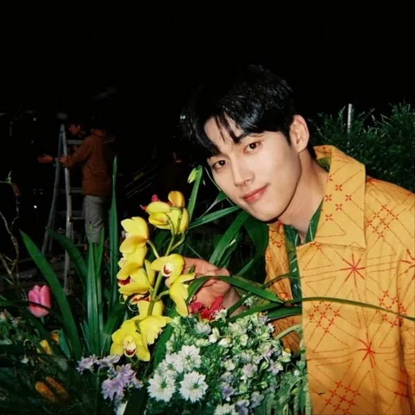 Popular photo full of fans’ love for Hong Mingi