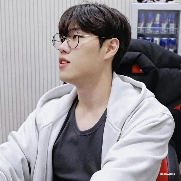 Popular photo full of fans’ love for Oner