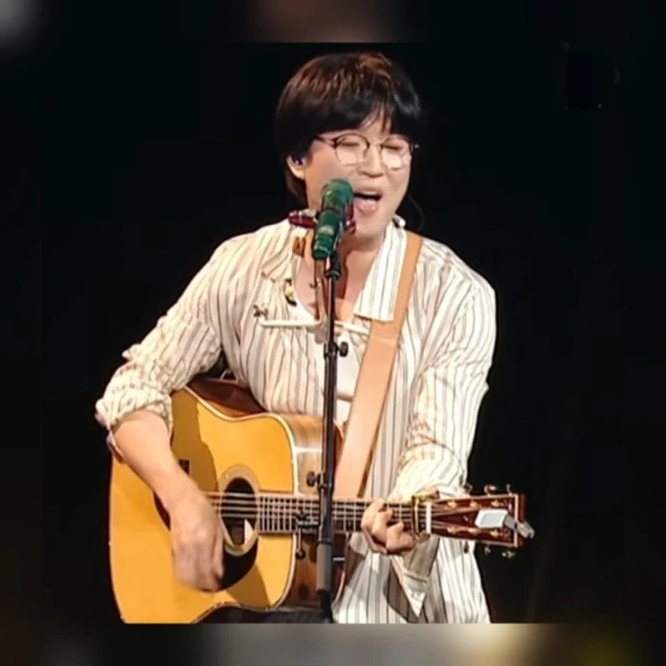 Popular photo full of fans’ love for Bak Changgeun