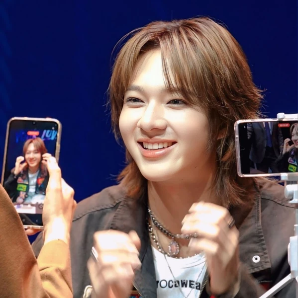 Popular photo full of fans’ love for NuNew