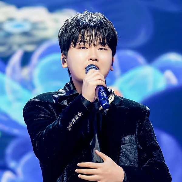 Popular photo full of fans’ love for Park Sungon