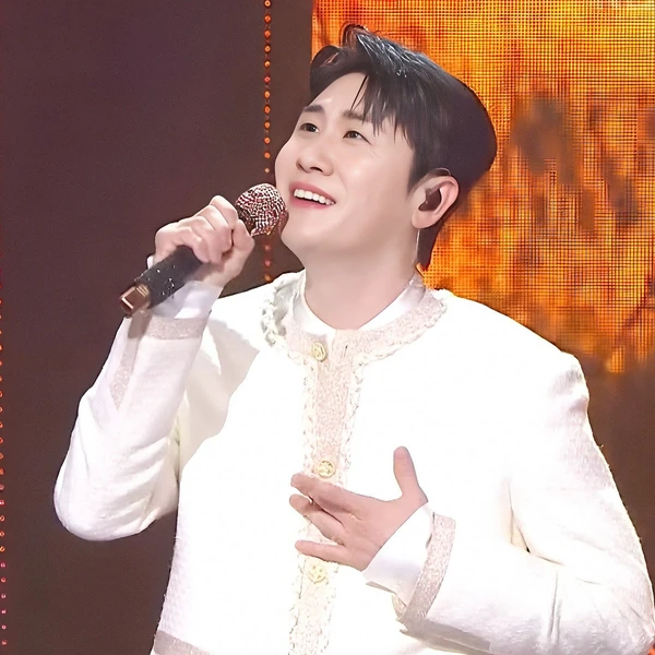 Popular photo full of fans’ love for Young Tak