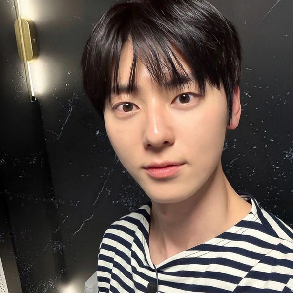 Popular photo full of fans’ love for Hwang Minhyun