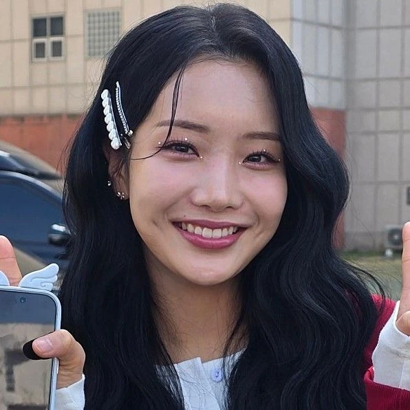 The most loved look of Kim Soyeon (2004) today