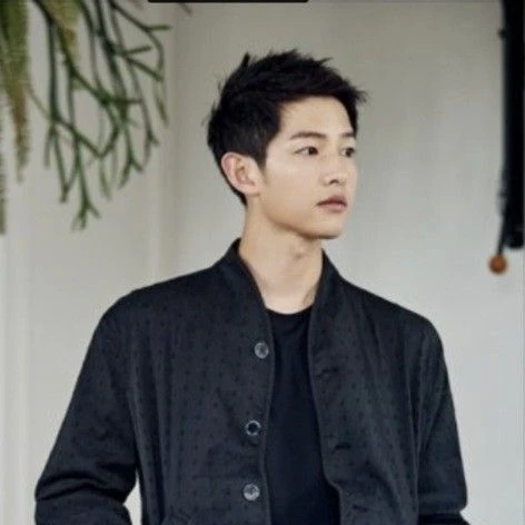 Popular photo full of fans’ love for Song Joongki