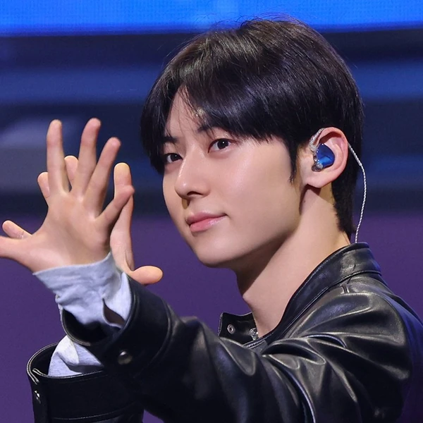 Popular photo full of fans’ love for Hwang Minhyun