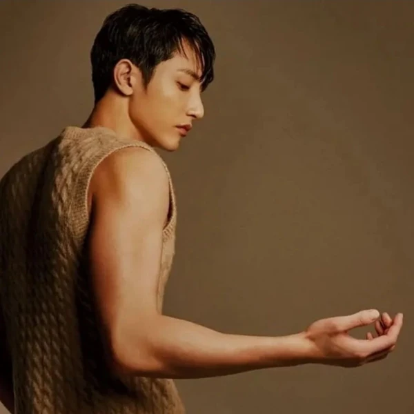 Popular photo full of fans’ love for Lee Soohyuk