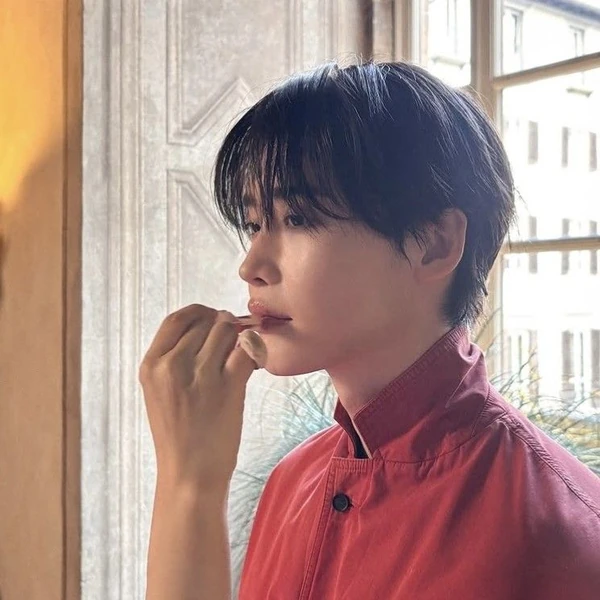 Popular photo full of fans’ love for Lee Jongsuk